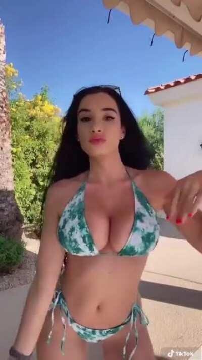 Bouncy (@parisdylan)