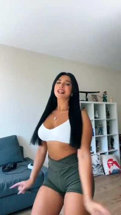 Julia bouge ses fesses