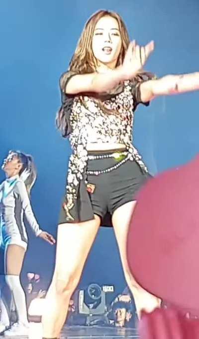 Jisoo is a quiet one, but she can be bad 🤤