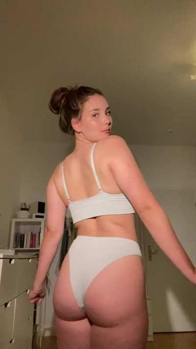 Hi to the same 4 guys who see me stripping half naked 🥰