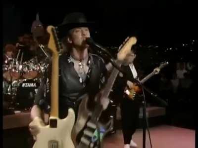 A perfect guitar change when Stevie Ray Vaughan's guitar string breaks live 🎸