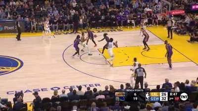 [Highlight] Poole finds Wiseman rolling for the dunk as Lebron and Wenyen Gabriel can only watch