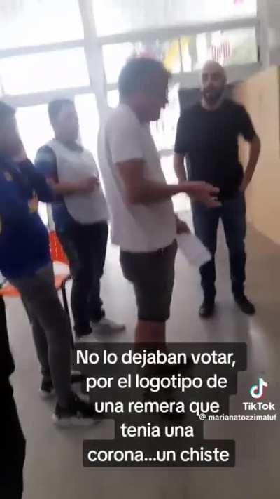 Imagina querer negarle el voto a alguien por tener una corona bordada en la remera