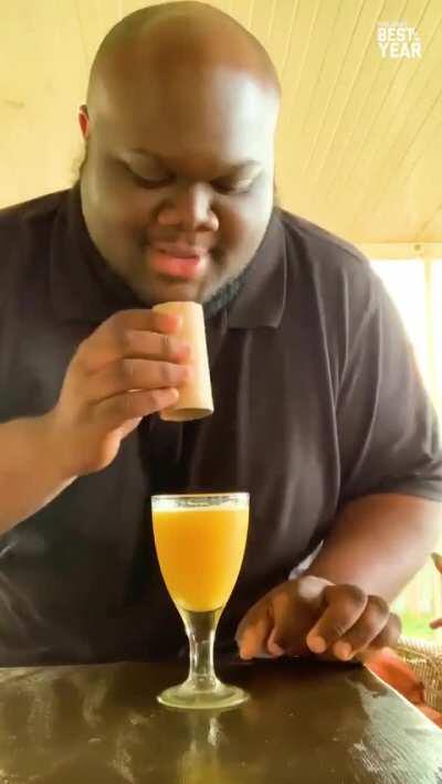 To drink orange juice with an toilet paper roll