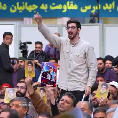 A Lebanese man shows allegiance to Khamenei during sermon in Tehran