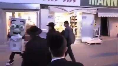 Fiveish gets ganged up in Hasidic community