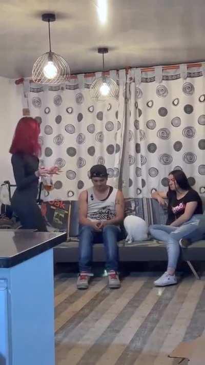 Un cap&iacute;tulo m&aacute;s de latino Channel: novio en reuni&oacute;n de amigas