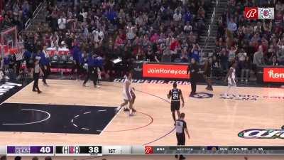 [Highlight] Nico Batum finds his Kawhide Receiver to beat the first quarter buzzer!