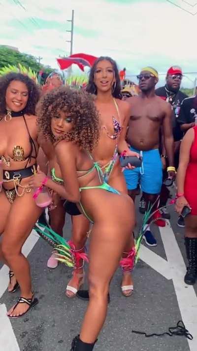 Carnival Tobago - Elas fazendo as bermudas ficarem cheias.