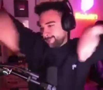 Nadie: El Gitano de la feria a las 6 am con 3 botellas de whisky en la mano: