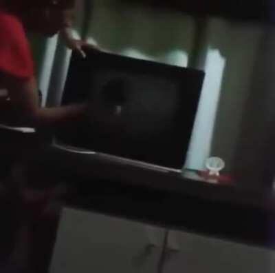 Como consertar uma TV com o jeitinho brasileiro