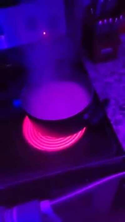 Кастрюля решила, что пора