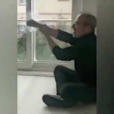 Sigara dumanına nah çeken amca gerçek değil sana zarar veremez. Sigara dumanına nah çeken amca;