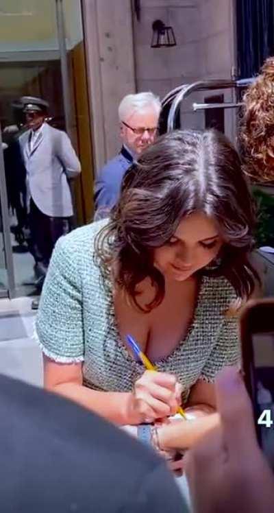 I get loopy from her cleavage..