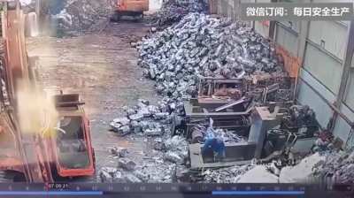 [LFO] Worker body crushed by large hydraulic machine