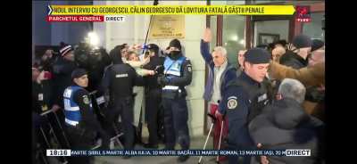 Călin Georgescu face salutul nazist la ieșirea de la Parchetul General