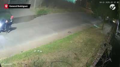 Argentina: Le quisieron robar, se cayó de la moto con su hija y mató a un ladrón de 18 años