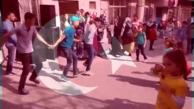 Ben ve agalar yunanların yaşadığı alt mahalleye sefer gidiyoruz (video youtube dan alintidir)