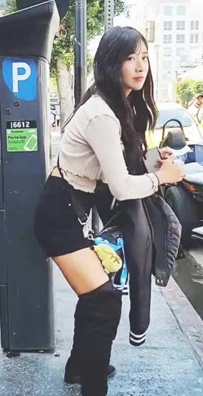 Jinnytty Squatting Outside In Public 🥵