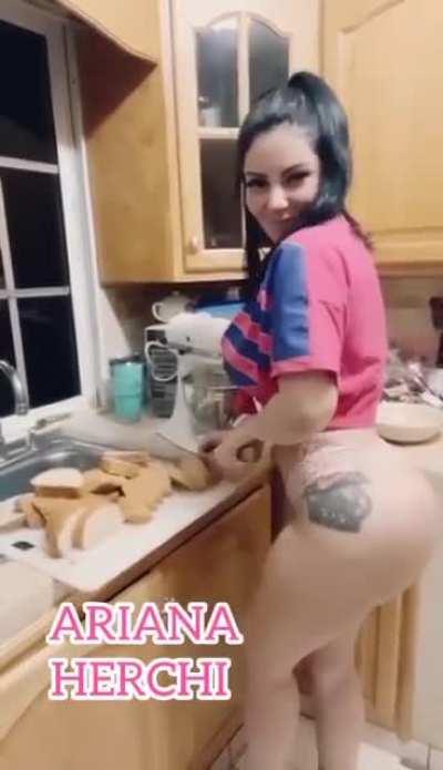 Ariana herchi te hace comida o te hace el amor , cual prefieres?