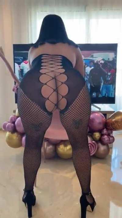 Do we like moms with heels ? F41