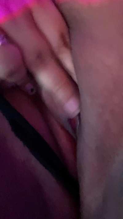 Love playing with my fat pussy 🥰 