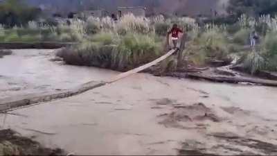 Pibes salteños arriesgan la vida para ir a la escuela