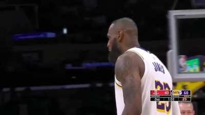 [Highlight] Lebron with an acrobatic 360 reverse layup down the baseline (with replay)