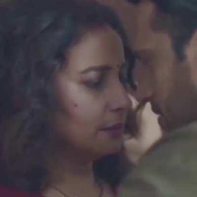 Dost apnay ghar pe nahin tha tou meney maukay ka faida uthaya aur usskey ghar pe akeli ami se milnay chala gaya. Pura waqt ussko dekhta raha aur chuta raha phir akhir mein janay se pehley sambhla nahi gya aur meiney ussay choosna shru kardiya