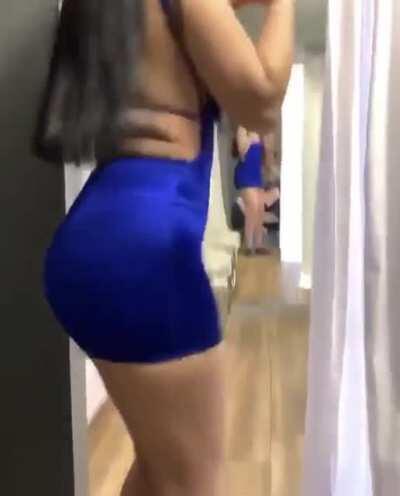 Is it true that its not worth it? I see she just post teasers but those teasers not even full body, she just hides her face. But here boyz enjoy them fat rolls