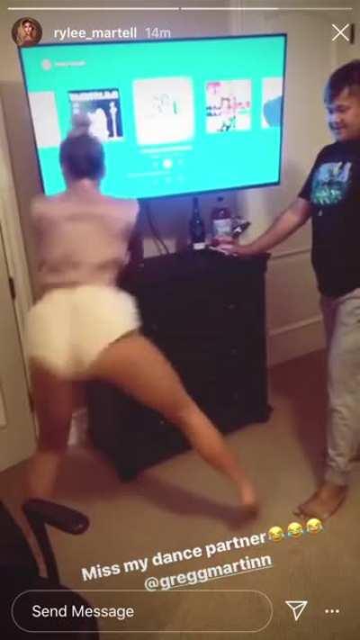 Throwing it back 🍑🍑