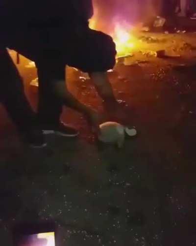 Yo estando en la comunidad de cualquier serie con Fandom Toxico: