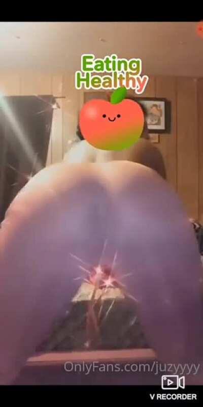 More professional teasing from Ja$mineNich0lle__ BS lol. Just know this is mostly what she does on her onlyfans. Playing games. We still saw a glimpse of the titties. Out of her 12 posts so far, only 2-3 of them are 🔥.