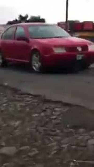 Le niegan servicio por no traer cubrebocas en un OXXO y estampa su camioneta. San Cayetano, Nayarit