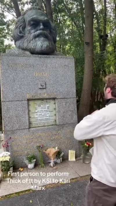 Giving Karl Marx 20 Lunchly Nachos 😋🌮