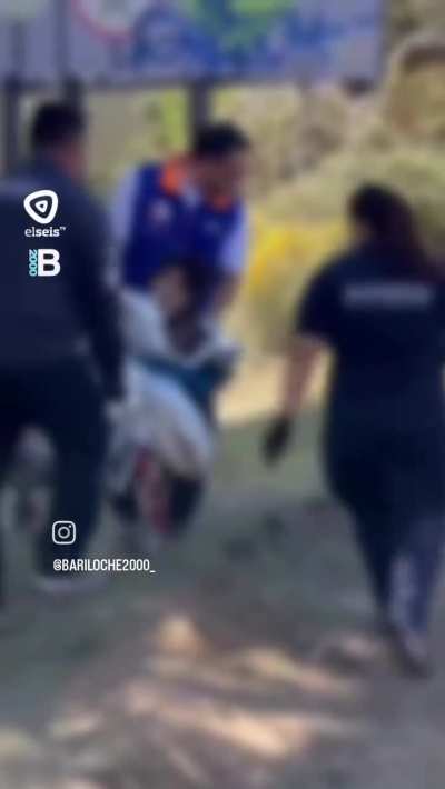 Missing girl was found alive but unconscious near a river in Bariloche (Argentina). This is how they hauled her to the ambulance.