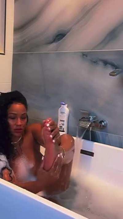 Latina Getting Fresh & Clean 🛀🐱🍑🤤😍❤️