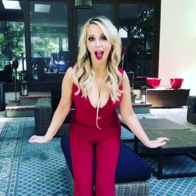 Tara Strong shaking what her momma gave her
