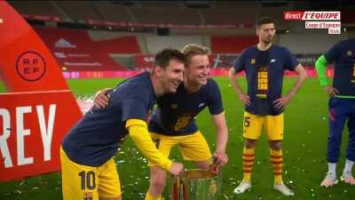 Video of Barça players queueing up to take a picture of the Copa del Rey trophy with Messi