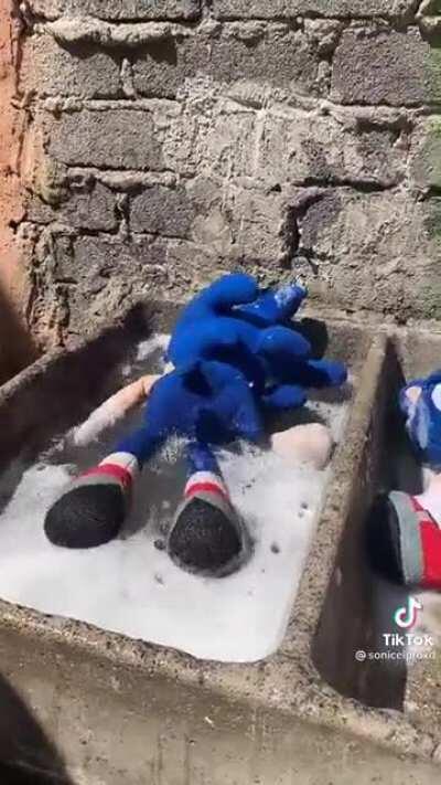 Sonic fucking drowns.