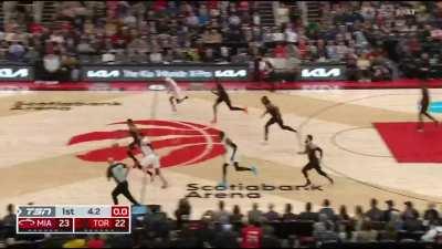 [Highlight] Oladipo passes the ball to Scottie Barnes, who brings down the hammer to end the 1st quarter with 12 points and the Raptors leading by 1