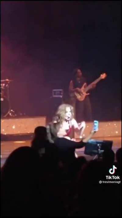 Gloria Trevi dies on stage while trying to take a cute picture with a fan.