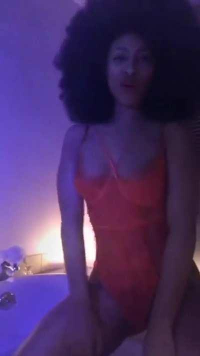 Valentine's Day Twerk in tub in lingerie