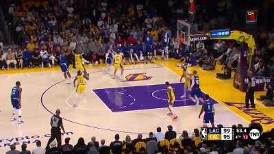 [Highlight] Kawhi puts the dagger in the Lakers with a jumper over Lebron