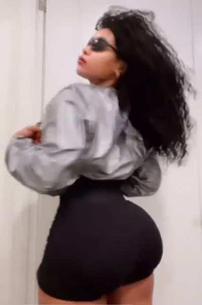 Look how juicy that azz is 🤤