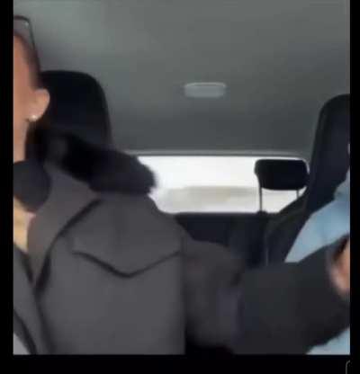 Stepper inn, hva skjer, folk kaster rumpa opp og ned 😂