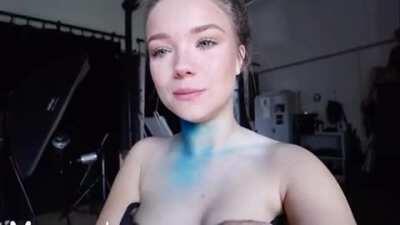 Gif aus dem Video: Was tue ich hier und warum bin ich halb nackt?