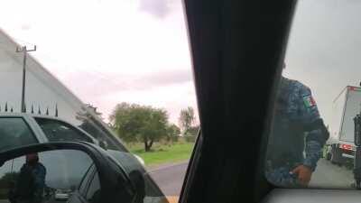 American thinks it's a good idea to antagonise Mexican cops.