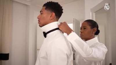 Jude Bellingham as his mom helps him dress up: 