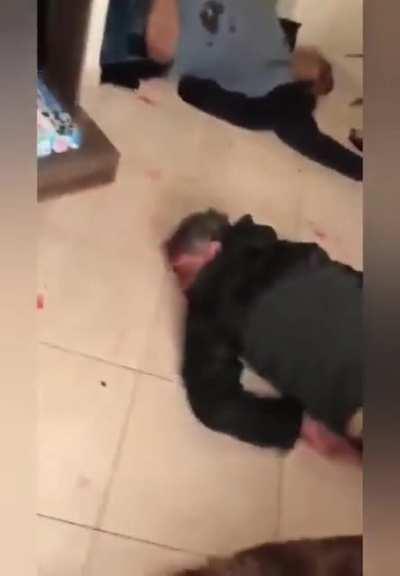 Assaltantes invadem residência de casal, prendem ambos, e esfaqueiam a esposa. Marido consegue se soltar, toma a arma dos assaltantes e mata dois. Após isso marido é preso em flagrante.